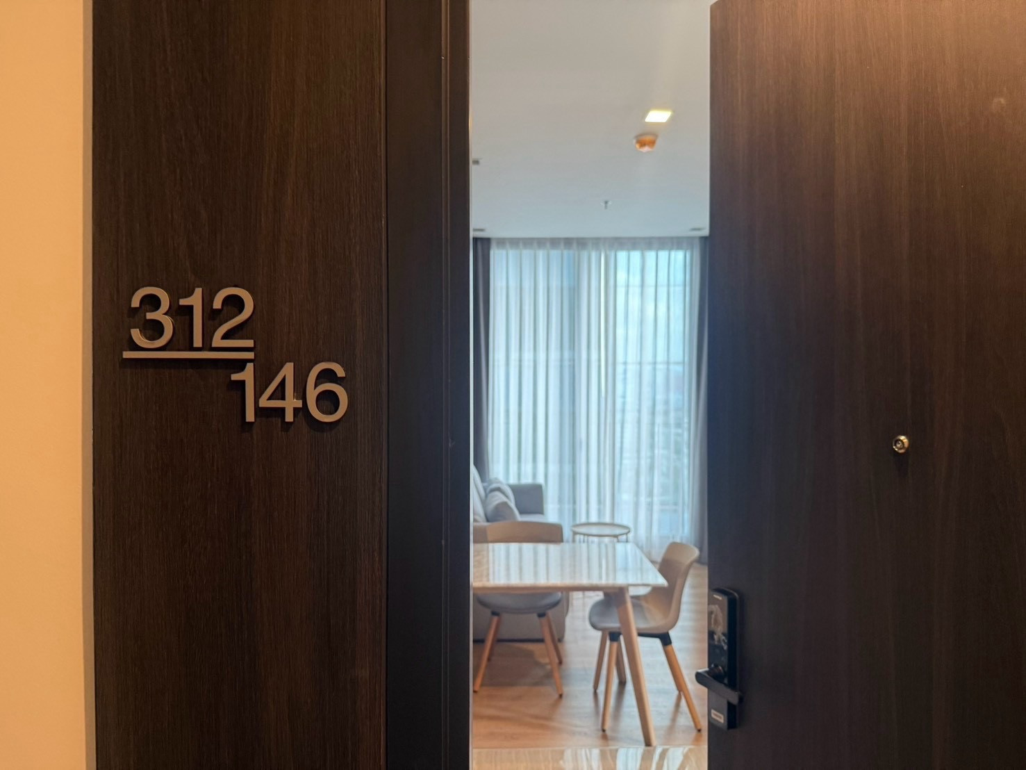 ให้เช่าคอนโดอารีย์ติดถนนใหญ่ Noble Around Ari ใกล้BTSอารีย์ ห้องใหม่ 1Bedplus 44Sqm ห้องมุม DoubleConner มี2เตียง วิวหน้าตึกPreal เฟอร์ครบ Fully Furnished เครื่องใช้ไฟฟ้าครบ SmartHome  ห้องใหม่แกะกล่อง ไม่เคยมีคนอยู่ พร้อมเข้าอยู่ได้เลย ค่าเช่า37,000บาท – รูปที่ 2