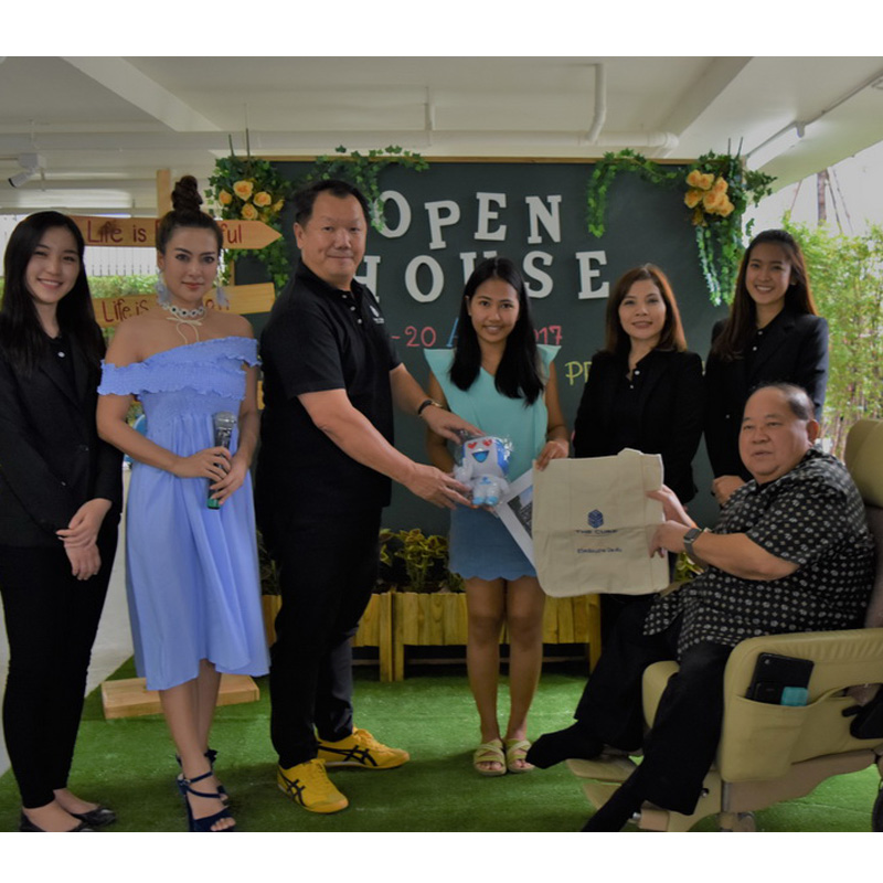 ผู้–บริหาร The Cube Pracha Uthit ต้อนรับลูกค้ามางาน Open House ผู้–บริหาร The Cube Pracha Uthit ต้อนรับลูกค้ามางาน Open House