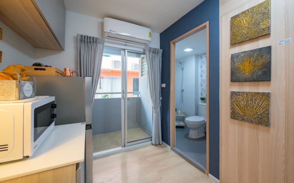 Drag the luggage and move in. Condo in good location near the main two trains. Price is only 1.75 million baht.
