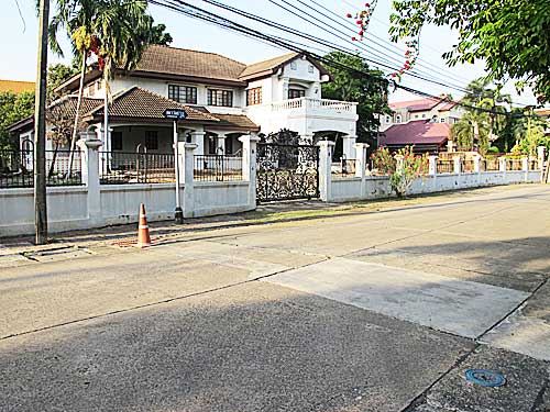 Single house for sale next to BTS Sri Bearing Station (Yellow Line), Ladawan Village. Srinakarin Road, 2 floors, 5 bedrooms, 6 bathrooms, 3 maids rooms, parking for 5 cars inside the fence, unlimited parking outside the house, 390 sq m, CCTV throughout th Single house for sale next to BTS Sri Bearing Station (Yellow Line), Ladawan Village. Srinakarin Road, 2 floors, 5 bedrooms, 6 bathrooms, 3 maids rooms, parking for 5 cars inside the fence, unlimited parking outside the house, 390 sq m, CCTV throughout th