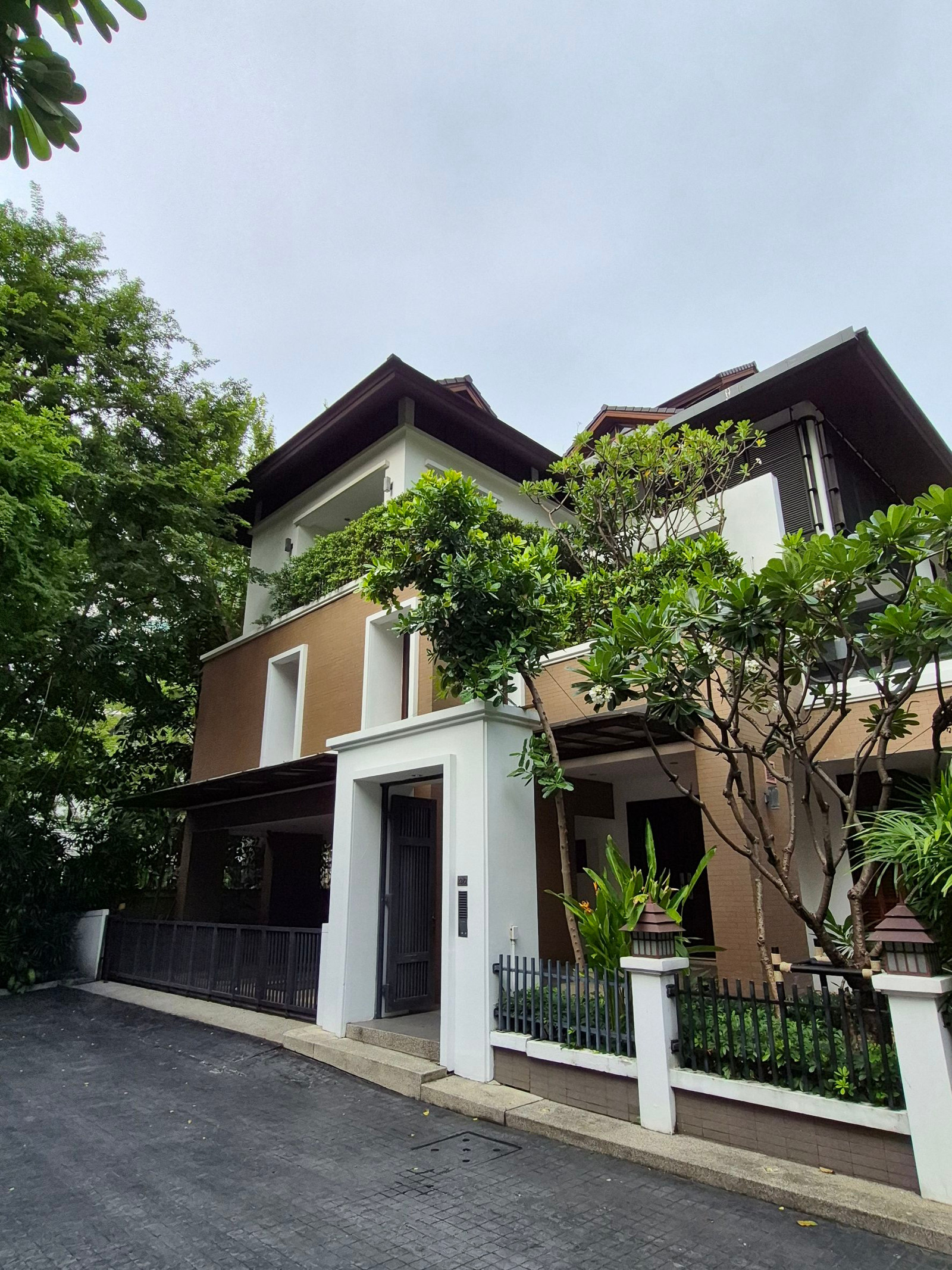 Luxury Pool Villa for Rent • 4 Bedroom • 5 Storey • Sukhumvit 18 • near BTS Asoke & MRT Sukhumvit Luxury Pool Villa for Rent • 4 Bedroom • 5 Storey • Sukhumvit 18 • near BTS Asoke & MRT Sukhumvit
