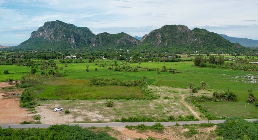 Cha-am land, beautiful mountain view, 5 km from Petchkasem. 5 km away from the sea Cha-am land, beautiful mountain view, 5 km from Petchkasem. 5 km away from the sea