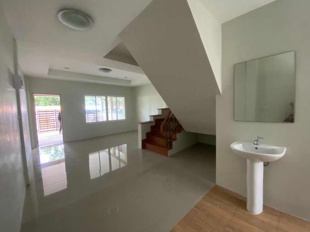 Urgent sale, 2-storey townhome, Pla Beach Town, near Rayong sea, price 2 million – รูปที่ 2