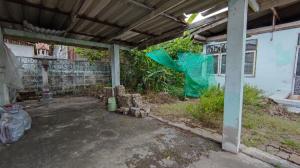 Land for sale 61 sq wa, Soi Nak Niwat 27, corner plot near Soi Chokchai 4 and Central East Ville.