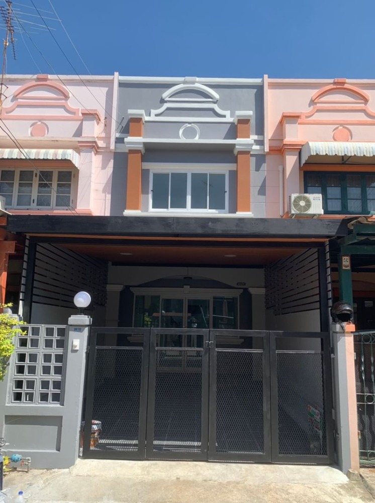 ขายถูก ทาวน์เฮ้าส์ 2 ชั้น 16 ตร.วา หมู่บ้านพูนสินธานี 1 ซ.เคหะร่มเกล้า 64 บ้านมี 2 ห้องนอน 2 ห้องน้ำ