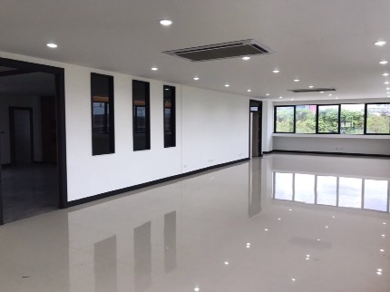 พื้นที่ให้เช่าทำสำนักงาน พร้อมย้ายเข้าได้เลย พื้นที่ให้เช่าทำสำนักงาน พร้อมย้ายเข้าได้เลย