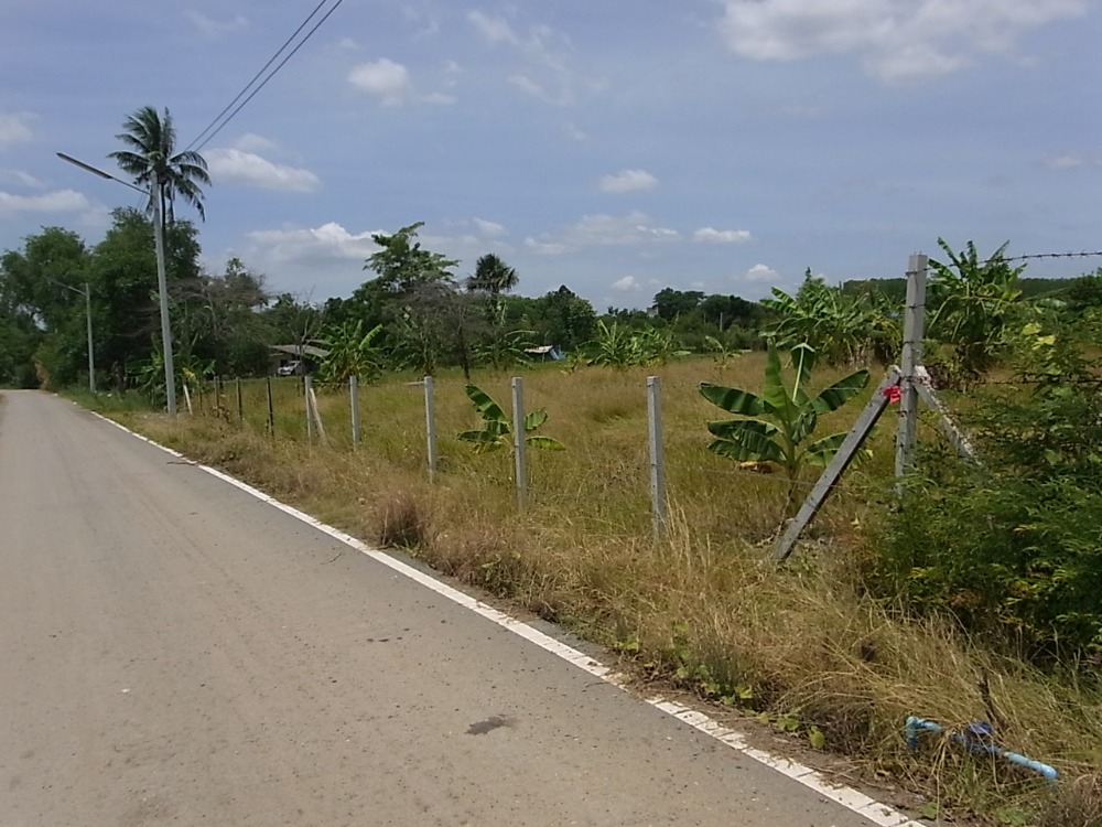 Land for sale 5 rai, Soi entrance to Kin Dee Dee Na Farm, Nakhon Pathom.