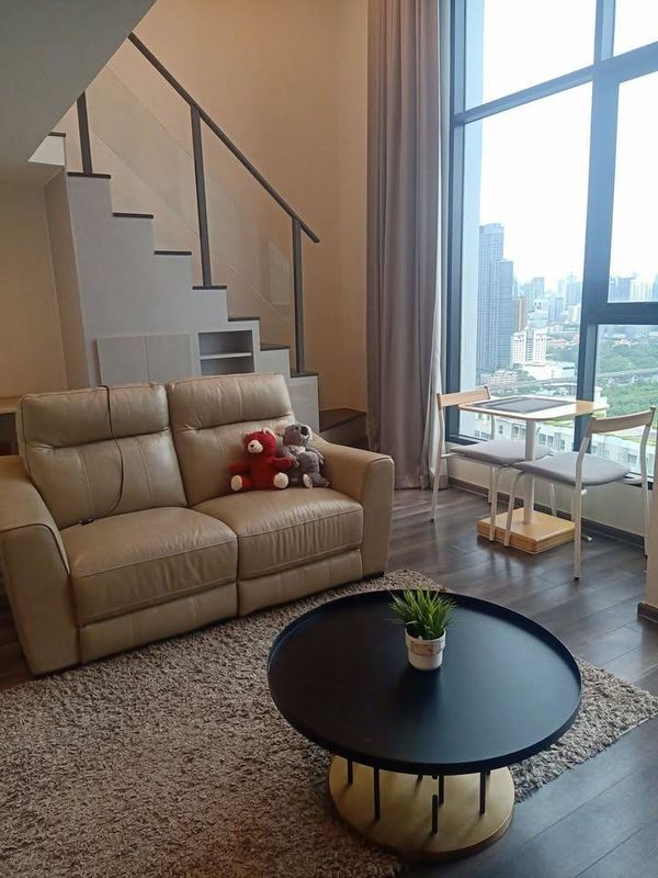 For rent: Knightsbridge Space Rama 9, 2-story condo, 31 sq m, ceiling height 4.2 m, beautifully decorated, ready to move in.