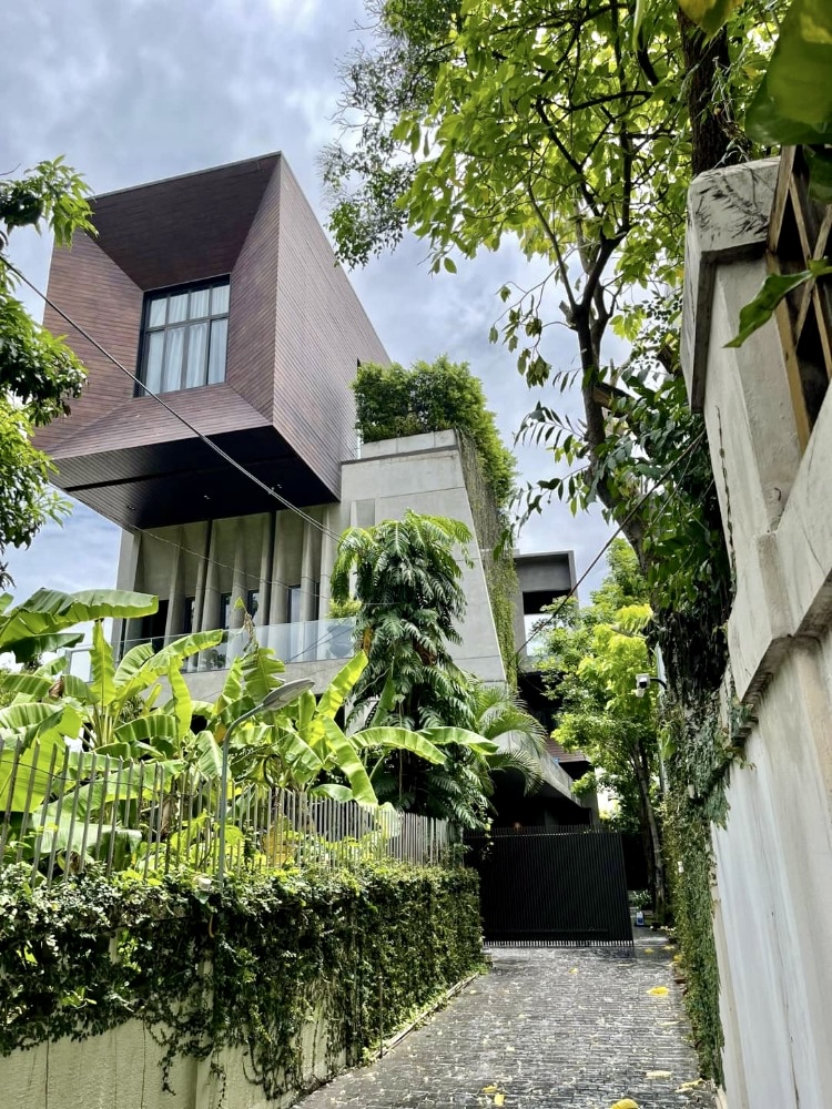 House for Sale in Ekkamai 12: 5bed 6bath 100sqwah 125,000,000 Am: 0656199198