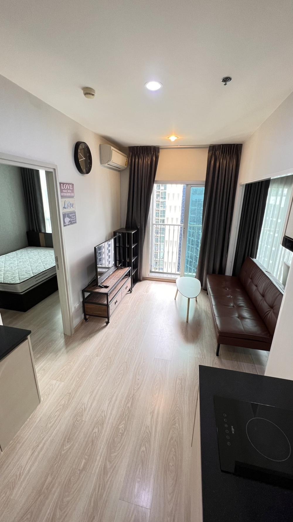 Room 30,000, condition 3 hundred thousand. Noble Revolve Ratchada 📌 2bed 2bath 54sq.m. Only 200 to MRT Cultural Center You can drag your bag in. Room 30,000, condition 3 hundred thousand. Noble Revolve Ratchada 📌 2bed 2bath 54sq.m. Only 200 to MRT Cultural Center You can drag your bag in.