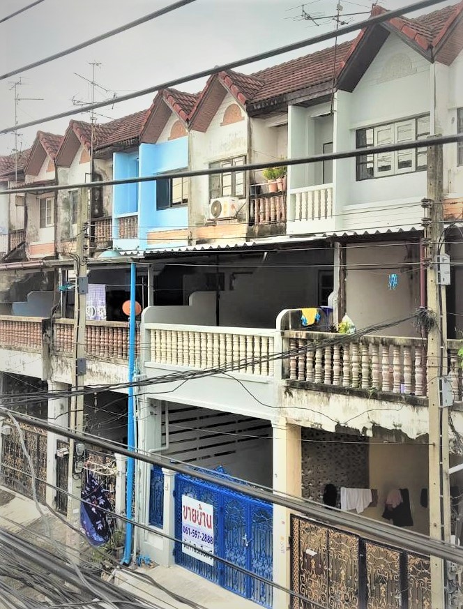 ขายทาวน์เฮ้าส 3 ชั้น ใกล้ถนนประชาอุทิศ 300 เมตร ซื้อดีกว่าเช่า  ไม่มีเงินดาวน์  ผ่อนเดือนละ 6,000 บาท พร้อมเข้าอยู่ได้เลย – รูปที่ 2