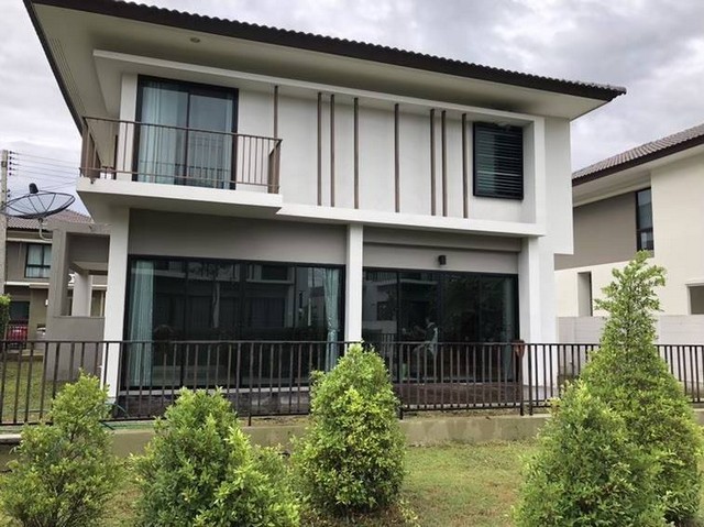 House for rent, Ploenchit Collina Project, San Kamphaeng, Chiang Mai, size .90 sq wa, behind the house next to the garden.