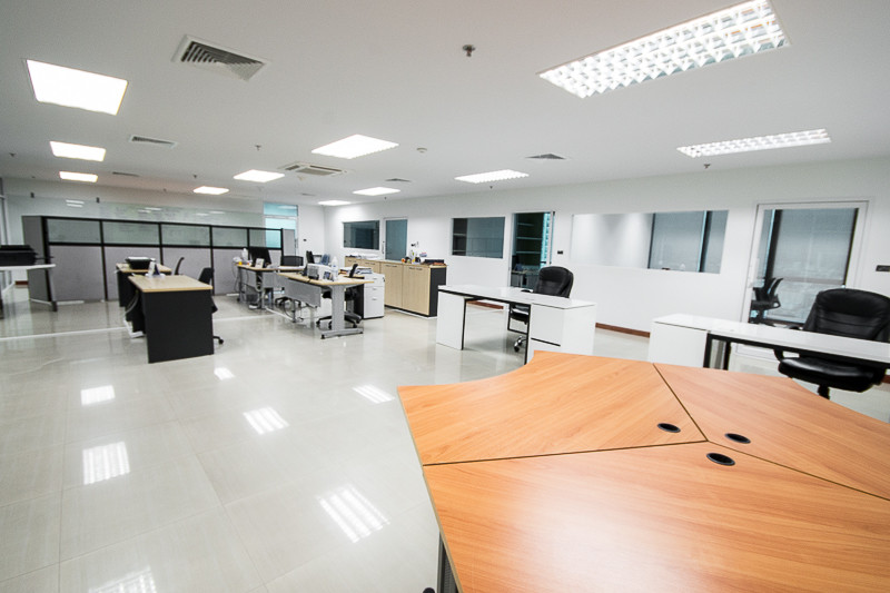 Ratchada Office, Huai Khwang, Chatuchak, Suan Lum Night Bazaar Building, MRT Ladprao Station, Chom Phon, Chatuchak District, rental area starts from 50 sq m. or more, call 02-512-5909, 084-543-4833. See other buildings at www.irentoffice.com welcome to de