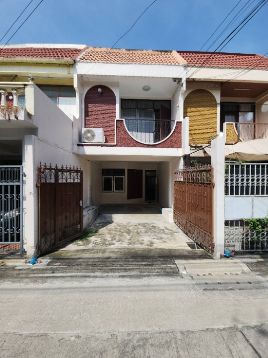 Townhouse for rent in Charansanitwong 75.