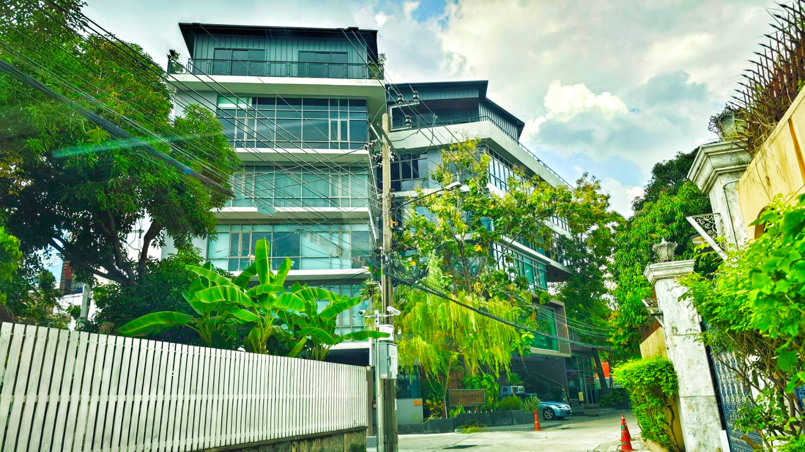 อาคารสร้างใหม่ ให้เช่าพื้นที่สำนักงาน พื้นที่เช่า 105 ตารางเมตร มีที่จอดรถ – รูปที่ 2