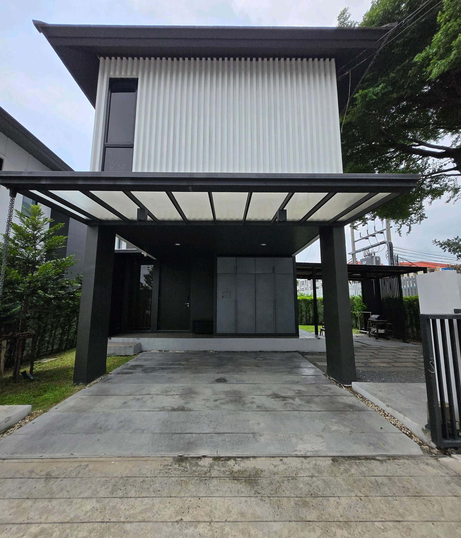 Noble gable single house for sale, Watcharapol, complete with a living space 190 sq.m., land 64.4 sq.w. 13.00 million baht (the sells by himself) Noble gable single house for sale, Watcharapol, complete with a living space 190 sq.m., land 64.4 sq.w. 13.00 million baht (the sells by himself)
