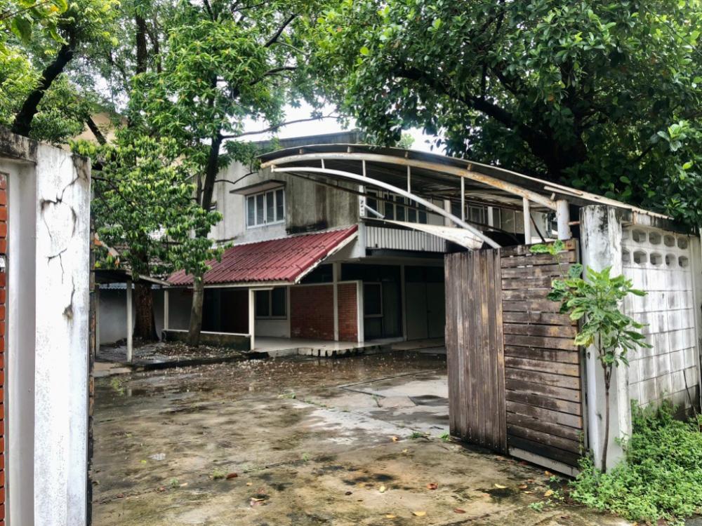 Land for sale with buildings, 322,500 baht per square wah, located in Soi Ekkamai 18, only 250 meters into the alley, area 186 square wah.