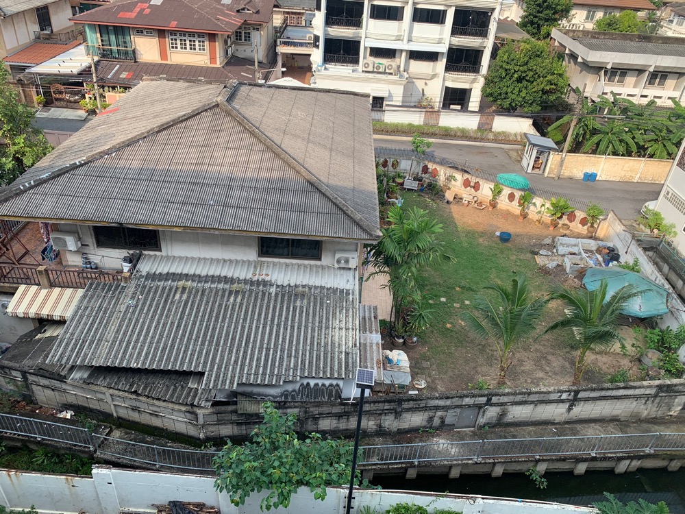 House with land in the heart of the city on Rama 3 Road. House with land in the heart of the city on Rama 3 Road.
