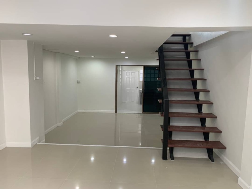 ขายถูก+เงินเหลือ ทาวน์เฮ้าส์ 3 ชั้น 17 ตรว.  หมู่บ้านธันยกานต์   ถ.รามอินทรา 14  เขตลาดพร้าว บ้านมี 3 ห้องนอน 3 ห้องน้ำ – รูปที่ 2