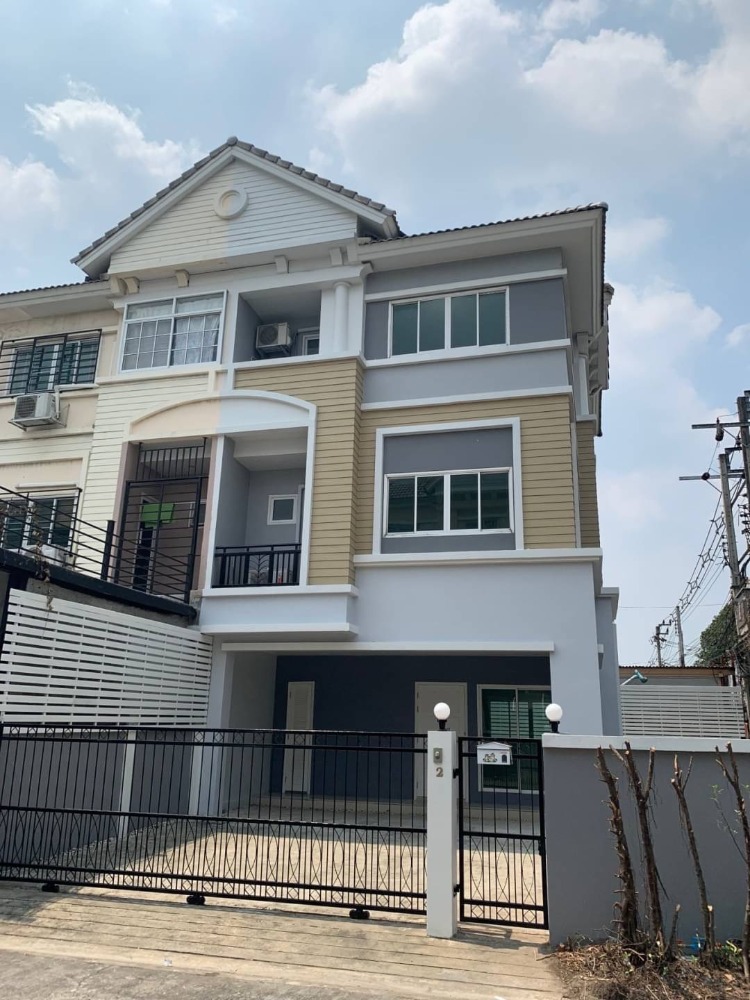 Cheap sale, 3-storey townhome behind the corner, 42.2 sq m., Soi Pho Kaew 3 intersection 22, Bang Kapi District, the house has 3 bedrooms, 4 bathrooms,
