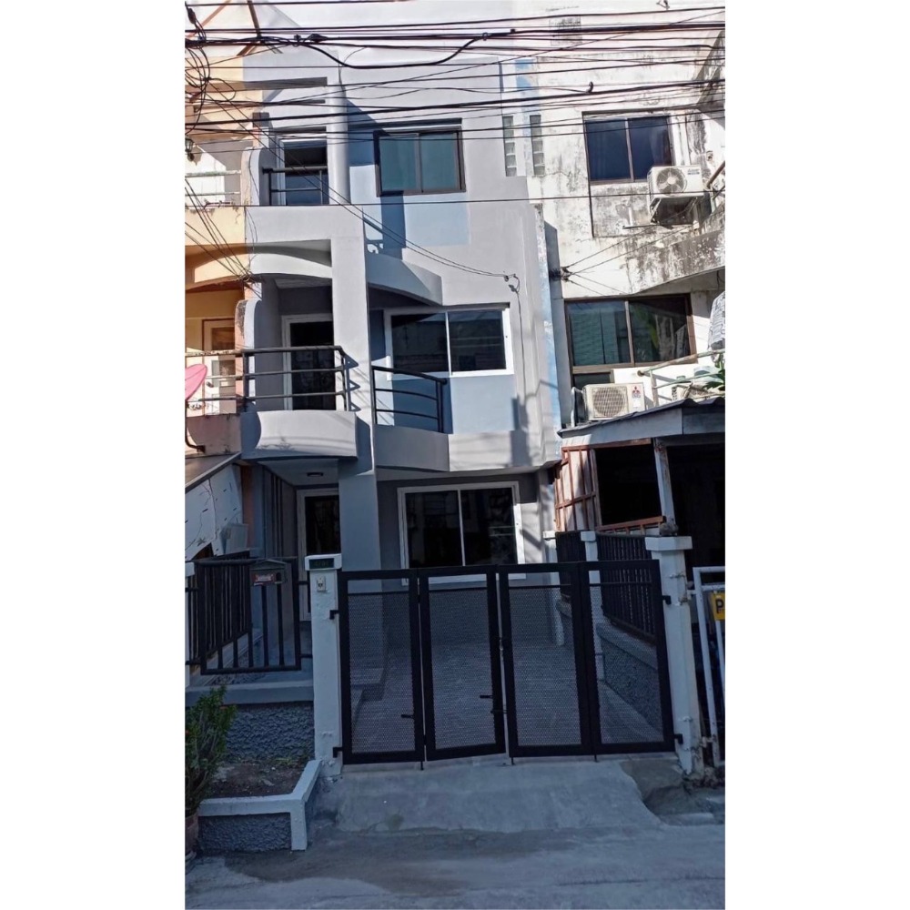 Selling below appraisal, 3-storey townhouse, 17 square wa., Thanyakarn Village, Ramintra 14 Road, Lat Phrao District. The house has 3 bedrooms, 3 bathrooms.