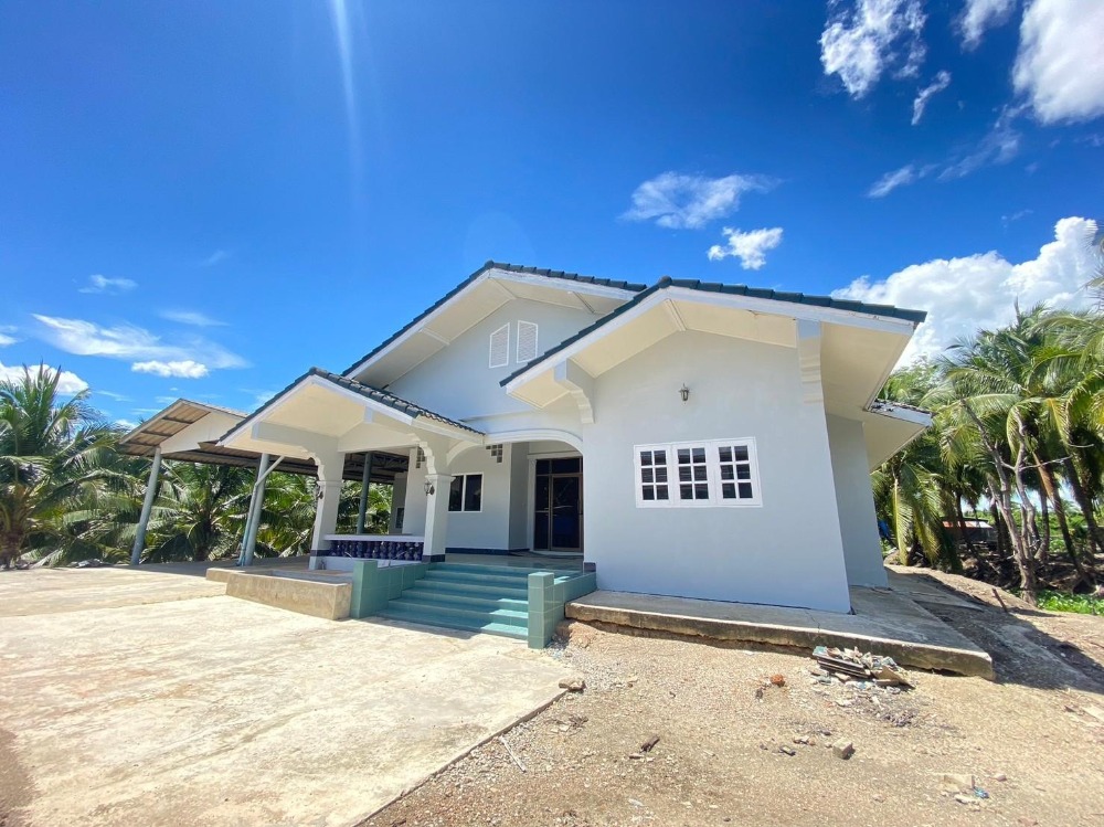 Single house, 4 bedrooms, 8 parking spaces, very large kitchen Single house, 4 bedrooms, 8 parking spaces, very large kitchen