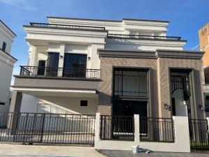 Luxury 3-storey detached house for sale, Baan Nara Wongwaen-Ramintra, Modern European style, fully furnished. Near the entrance to the Chalong Rat Expressway (Chatuchot checkpoint), Fashion Island and The Promenade, Synphaet Hospital