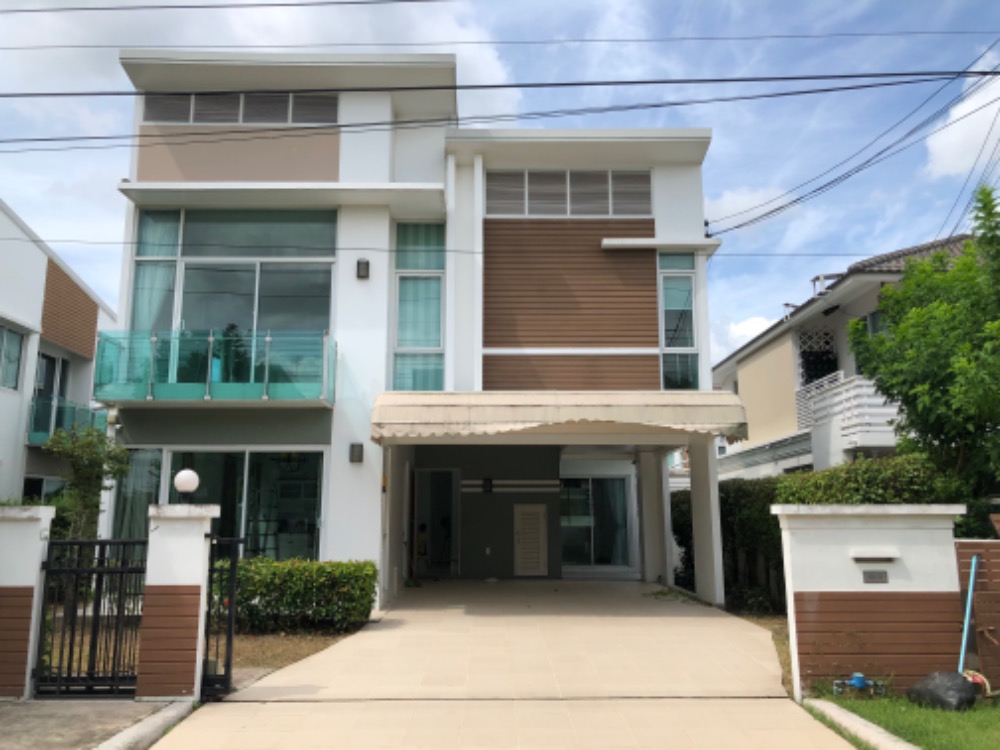 For sale: 2-storey detached house, Home Place The Park Village (Ring Road - Rama 9). This house is located on the main road of the village. Very good location.