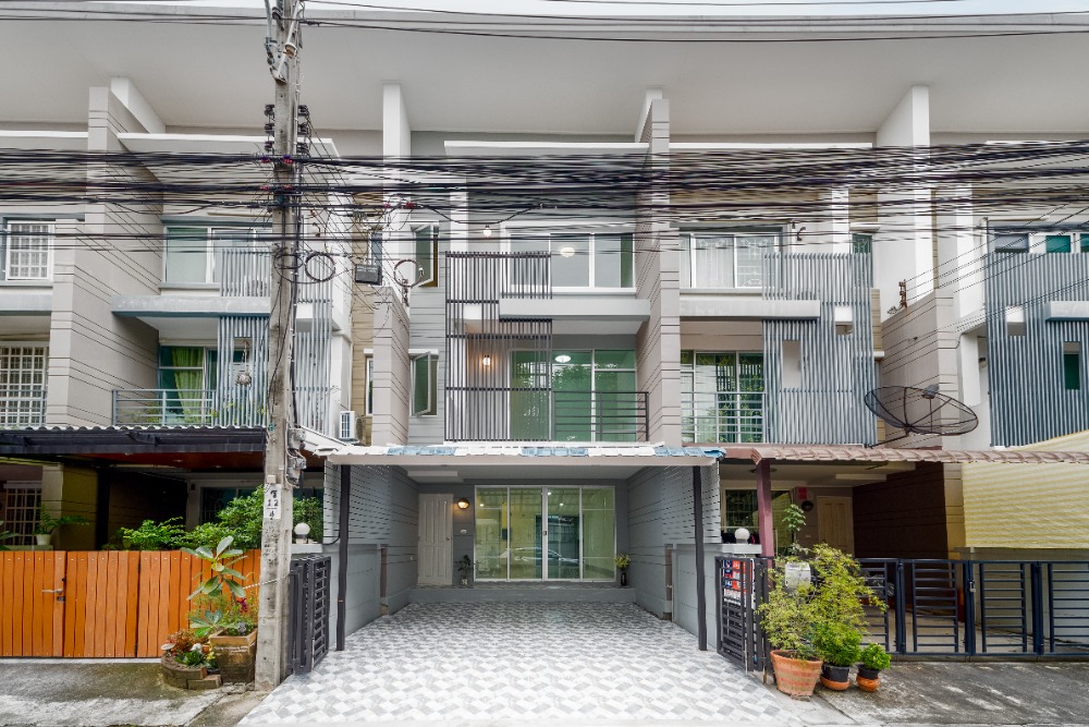 ทาวน์โฮม 3 ชั้น รีโนเวทใหม่ โครงการ ทาวน์พลัส ประชาอุทิศ ทาวน์โฮม 3 ชั้น รีโนเวทใหม่ โครงการ ทาวน์พลัส ประชาอุทิศ