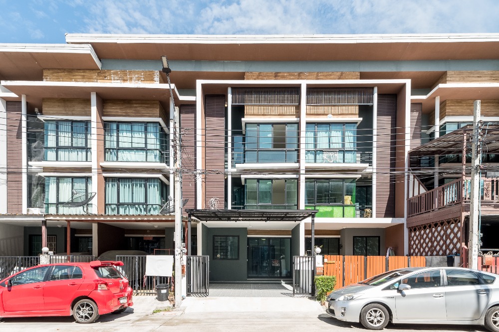 3-storey townhome, 4 bedrooms, 3 bathrooms, newly renovated, RNP Place Ramintra-Suwinthawong project.