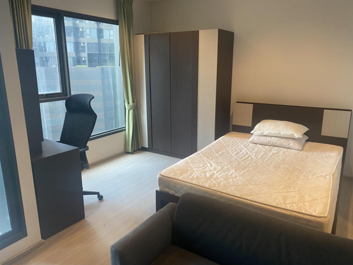 For rent: Life Asoke-Rama9. Studio room, width 28 sq m.