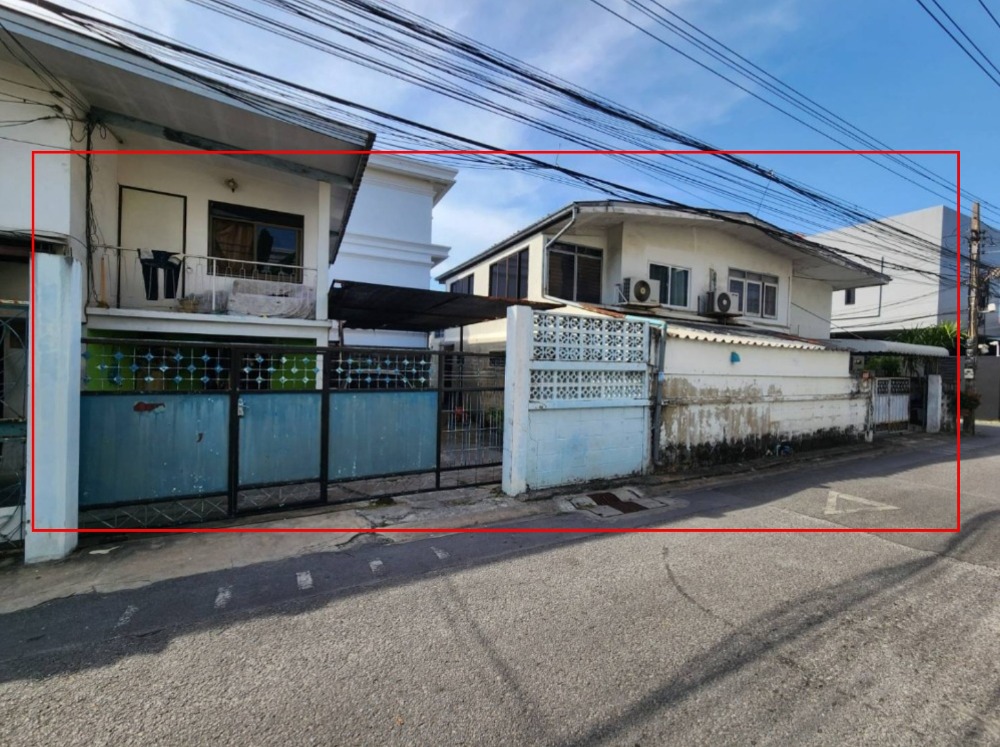 2 detached houses for sale (behind the corner) in Ratchada-Huaykwang-Ladprao area (Soi Watthana Niwet), near MRT Sutthisan, only 3 minutes.