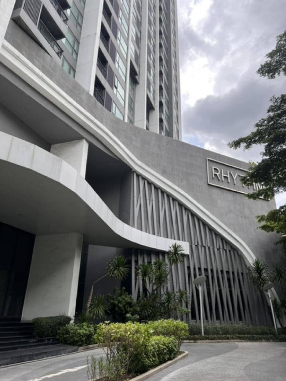 🧧🧧Special price!!! For selling : RHYTHM Sukhumvit 44/1, selling with the tenant !!! 35 sqm high floor, viewing kindly contact Ning 065-451-9256 (WhatsApp +66 654519256)