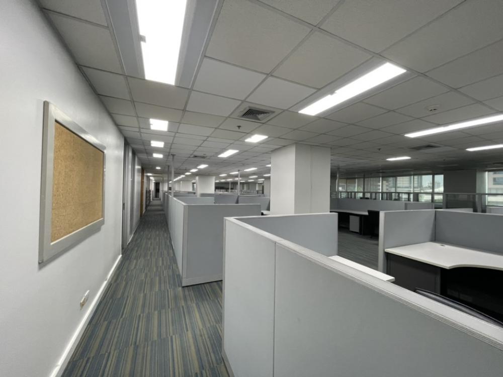 Office for Rent Location Sukhumvit Near BTS Asoke & Phrompong 950 sq m. Good condition, clean, has the right to fix 10 parking spaces Office for Rent Location Sukhumvit Near BTS Asoke & Phrompong 950 sq m. Good condition, clean, has the right to fix 10 parking spaces