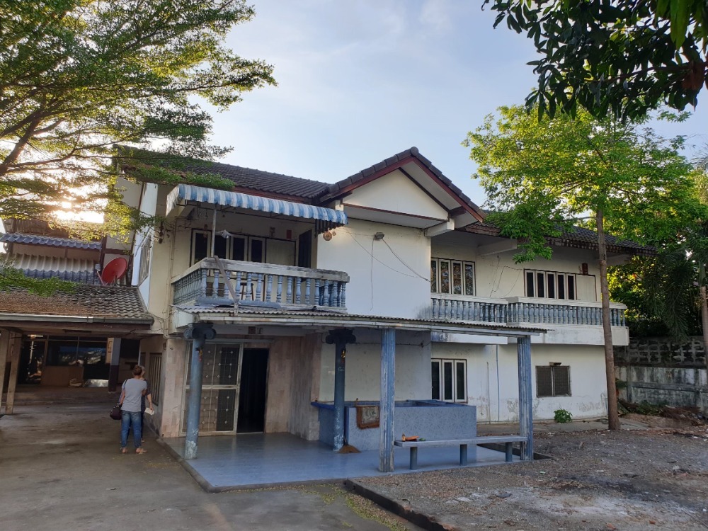 2-storey detached house, Inthapat 9/4 Petchkasem 69, area 200 square wah.