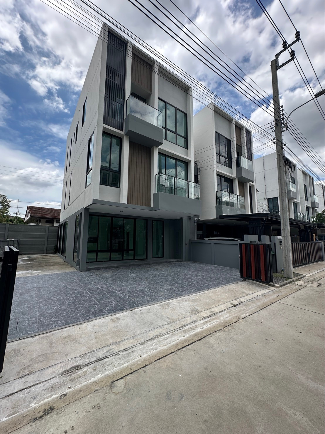 [,]  ให้เช่า บ้านแฝด/home office nue connex house donmeaung นิว คอนเน็กซ์ เฮาส์ ดอนเมือง 3ห้องนอน 220 ตรม 42 ตรว ใกล้สนามบิน และทางด่วน – รูปที่ 2