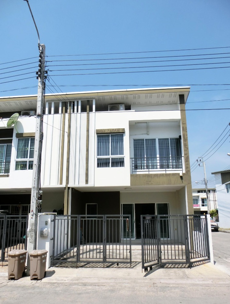 Urgent sale, 2-storey townhouse (behind the corner), Bless Ville Village, Soi Phraya Suren 25. Urgent sale, 2-storey townhouse (behind the corner), Bless Ville Village, Soi Phraya Suren 25.