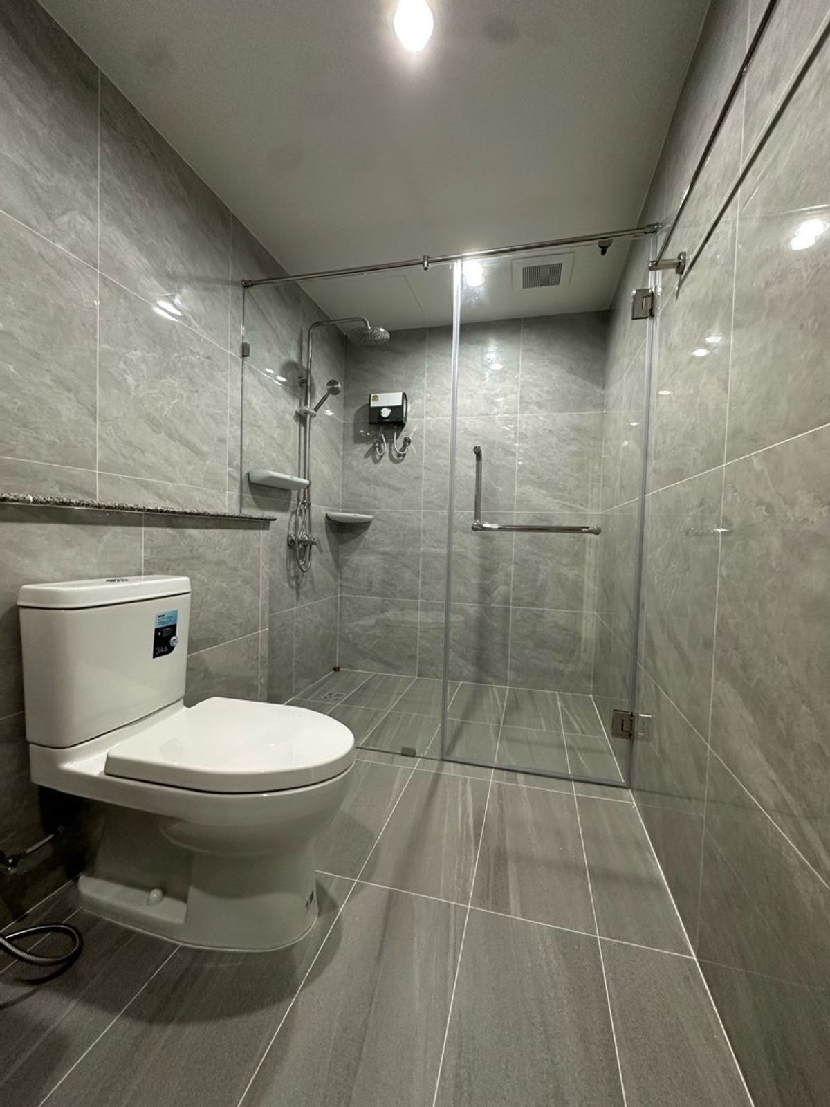 Condo for Sale at Baan Nonsi – Fully Renovated with over 1 million THB spent, giving the feel of a brand-new condo.  12th floor,  80 sq.m.  2 bedrooms, 2 bathrooms, large living area. Prime location in the heart of the city with convenient transportation