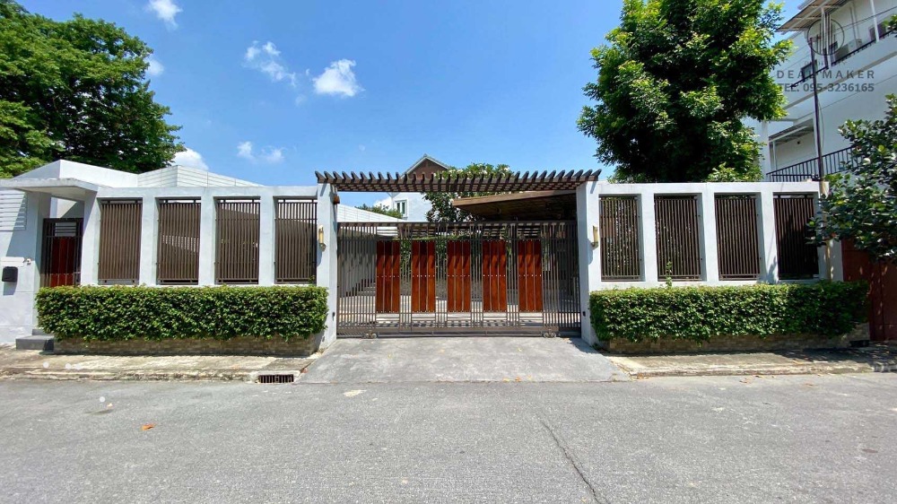 Luxury 2-storey detached house for rent, Panya Village, Phatthanakan 30, just 10 minutes from Thonglor.