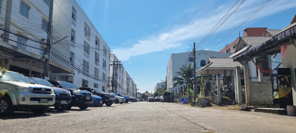 Room available for rent, good price, free parking, opposite The Mall Bang Khae, there is a separate building, pet friendly. Room available for rent, good price, free parking, opposite The Mall Bang Khae, there is a separate building, pet friendly.