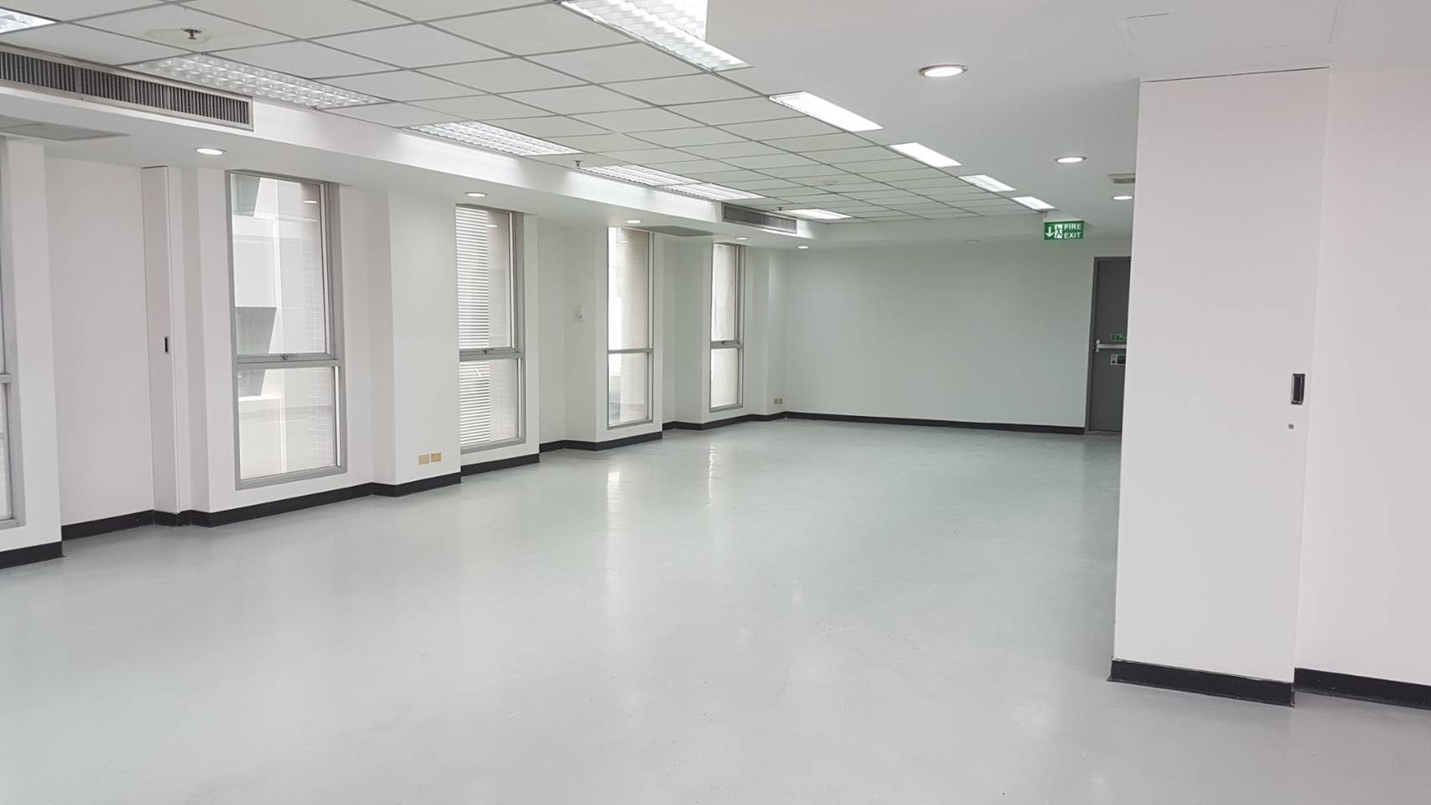 Office Sukhumvit Phrom Phong, UBC 2 Building, BTS Phrom Phong Station, Khlong Tan Nuea, Wattana District, rental space starting at 100 sq m., Tel. 02-512-5909, 084-543-4833. www.irentoffice.com Welcome to consign - give – รูปที่ 3
