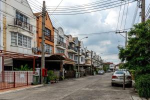 Townhome for rent, Chalisa, near MRT Lat Phrao, only 9 minutes.