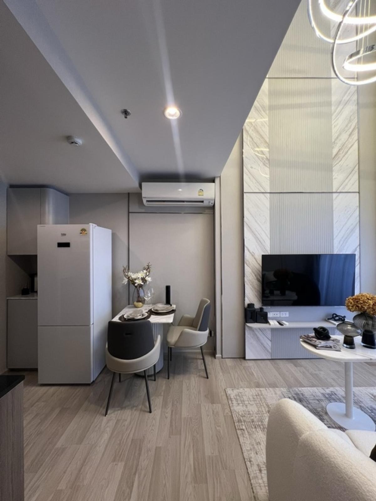 💢 Free down payment for 1 bedroom, 36 sq m., wide front room, pool view, Ideo Mobi Sukhumvit Eastpoint, make an appointment to see the project, call 062-339-3663.
