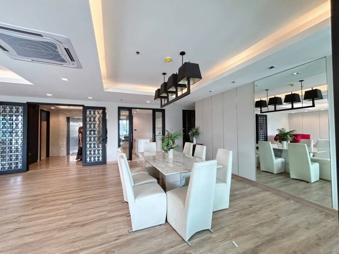 298sqm convenient 4 Bedrooms Apartment for sale at Belgravia Residence.