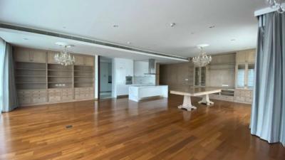 185 Rajadamri, 300 sqm. Spacious, Wood Built-in Furniture, Four Bedrooms, Maid Quarter, Nice view, Condo for Rent at 185 Rajadami.