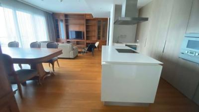185 Rajadamri, 168 sqm. cozy Wood Built-in Furniture Three Bedrooms Condo for Rent at 185 Rajadami.