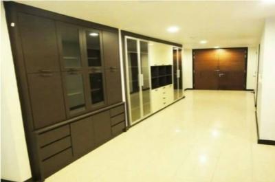 Avenue 61, 166sqm Spacious Well price!! 3badroom 3bathroom condo for rent to let at Avenue Sukhomvih61