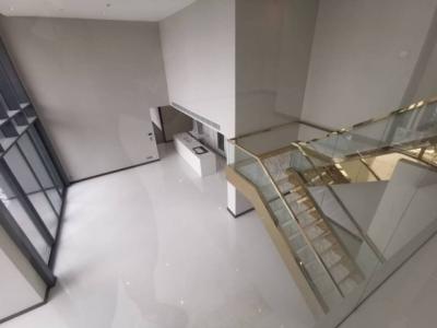 Q Sukhumvit, Q Sukhumvit Duplex Penthouse is exceptionally located in the most prime location in the heart of Bangkok. This brilliant and well designed four en suite bedroom unit comes in size the total area of 354 Sq.m. Four Bedrooms and features mode