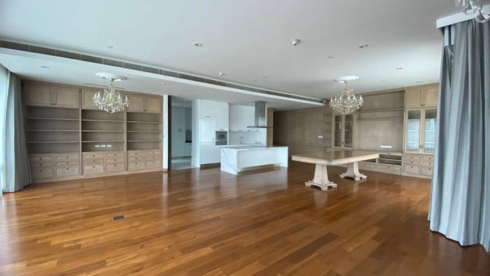 185 Rajadamri, 300 sqm. Spacious, Wood Built-in Furniture, Four Bedrooms, Maid Quarter, Nice view, Condo for Rent at 185 Rajadami.