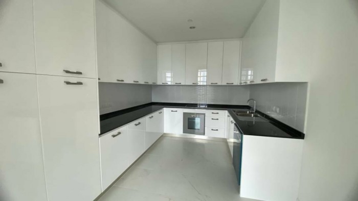 185 Rajadamri, 300 sqm. Spacious, Wood Built-in Furniture, Four Bedrooms, Maid Quarter, Nice view, Condo for Rent at 185 Rajadami. – รูปที่ 2